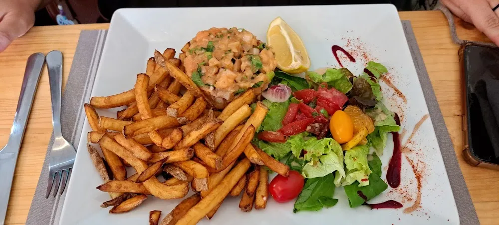 Tartare de Saumon Avec Frites Et Salade Composée
